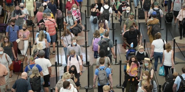 ΗΠΑ: Δικαστικό “μπλόκο” στην υποχρεωτική χρήση μάσκας σε αεροπλάνα