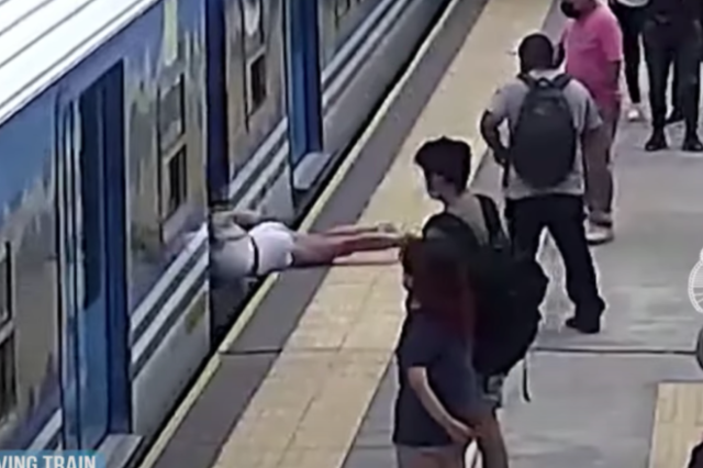 Αργεντινή: Γυναίκα λιποθυμάει και πέφτει στις γραμμές του τρένου – “Δεν ξέρω πώς είμαι ζωντανή”