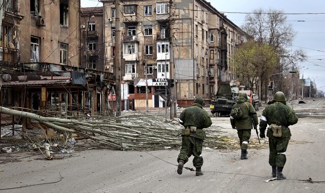 Ουκρανία: “Δεν έχει πέσει η Μαριούπολη” – Ανελέητο σφυροκόπημα από τους Ρώσους