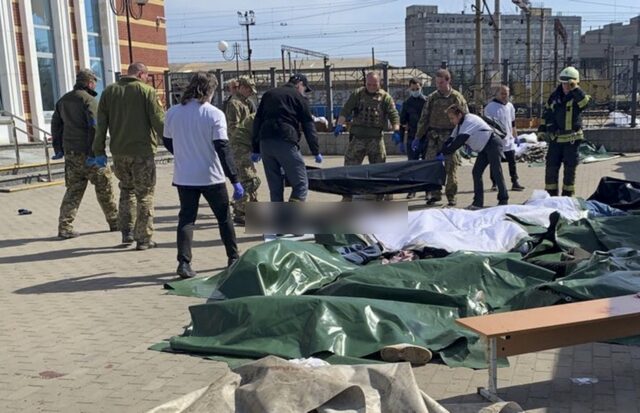 Ουκρανία: Ρώσοι χτύπησαν σιδηροδρομικό σταθμό στο Ντονμπάς – Δεκάδες νεκροί, πάνω από 100 τραυματίες
