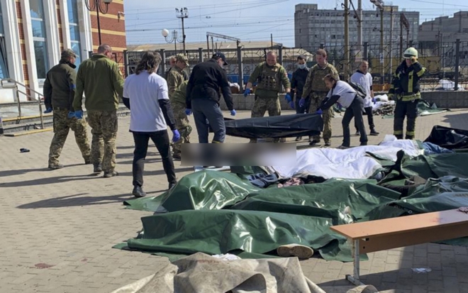 Ουκρανία: Ρώσοι χτύπησαν σιδηροδρομικό σταθμό στο Ντονμπάς – Δεκάδες νεκροί, πάνω από 100 τραυματίες