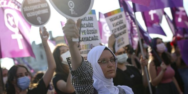 Τουρκία: Εισαγγελέας κλείνει φεμινιστική οργάνωση για “ανήθικες δραστηριότητες”