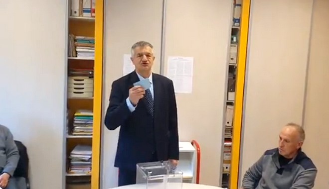 Γαλλικές εκλογές: Απείχαν ακόμα και οι πολιτικοί – Πρώην υποψήφιος έβαλε το ψηφοδέλτιο στην τσέπη του κι έφυγε