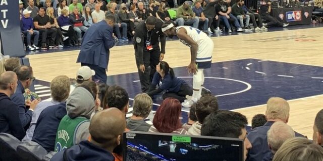 NBA: Διαδηλώτρια προσπάθησε να “κολλήσει” τον εαυτό της στο παρκέ