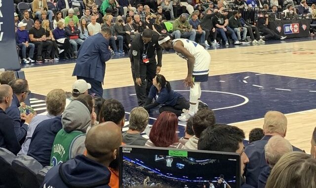 NBA: Διαδηλώτρια προσπάθησε να “κολλήσει” τον εαυτό της στο παρκέ