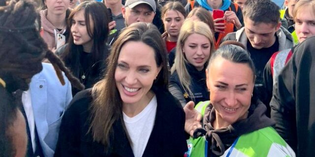 Ουκρανία: Στο Λβιβ η Αντζελίνα Τζολί – Μοίρασε αυτόγραφα και χαμόγελα στους εκτοπισμένους