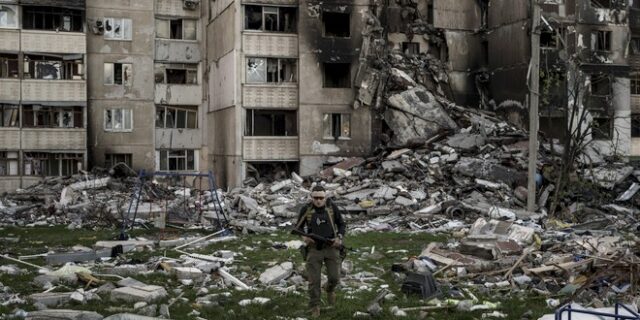 Πόλεμος στην Ουκρανία: Η Ρωσία σφυροκοπά το Χάρκοβο – Νεκροί και τραυματίες