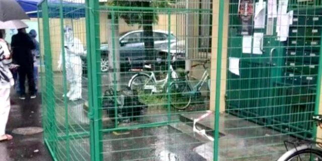 Σοκαριστικές εικόνες στη Σαγκάη: Υψώνουν φράχτες για να μη βγουν οι κάτοικοι από τα σπίτια τους