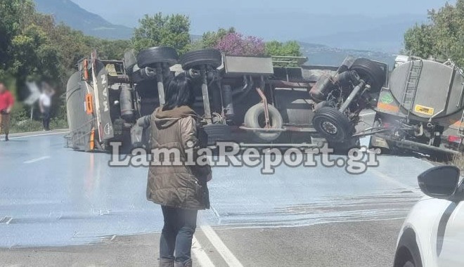 Λαμία: Ανατράπηκε βυτιοφόρο – Χύθηκαν 17 τόνοι γάλατος στον δρόμο