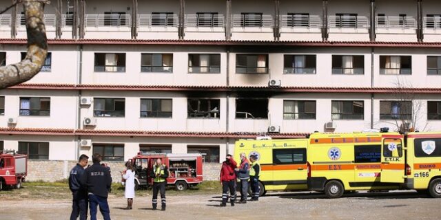 Φωτιά στο Παπανικολάου: Ένας άνδρας νεκρός και δύο σοβαρά τραυματίες – Έρευνα για τα αίτια της τραγωδίας