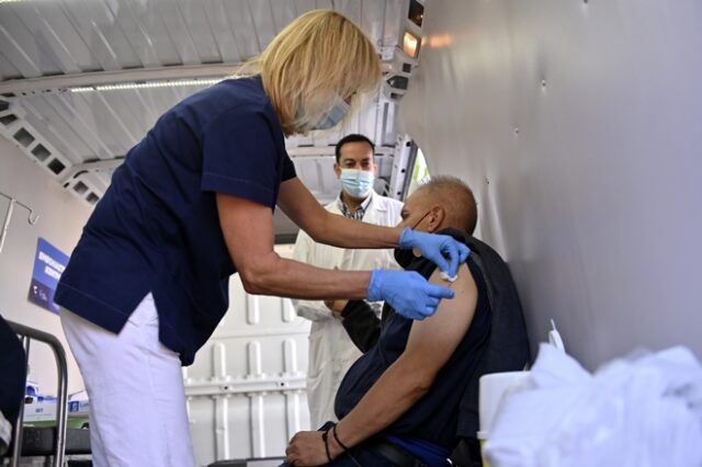Τζανάκης: Πιθανή η τέταρτη δόση εμβολίου – Αναμένεται αύξηση θανάτων την άλλη εβδομάδα