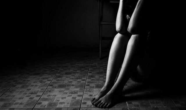 Αλμυρός: 25χρονη κατήγγειλε τον πρώην σύντροφό της για βιασμό σε τουαλέτα μπαρ