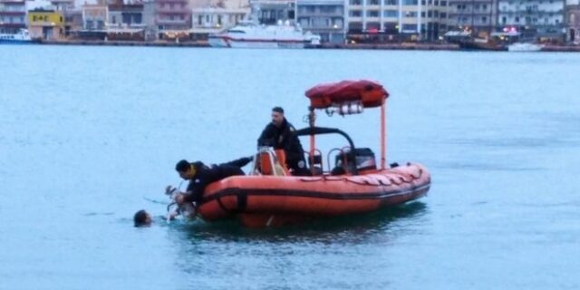 Χίος: Νεαρή λιμενικός έσωσε σκύλο που έπεσε στη θάλασσα – Βίντεο από τη διάσωση