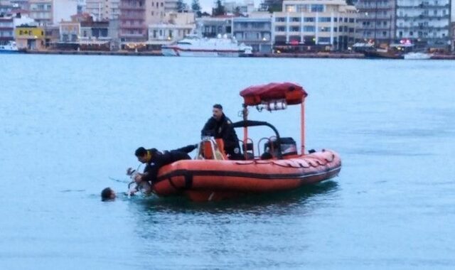 Χίος: Νεαρή λιμενικός έσωσε σκύλο που έπεσε στη θάλασσα – Βίντεο από τη διάσωση