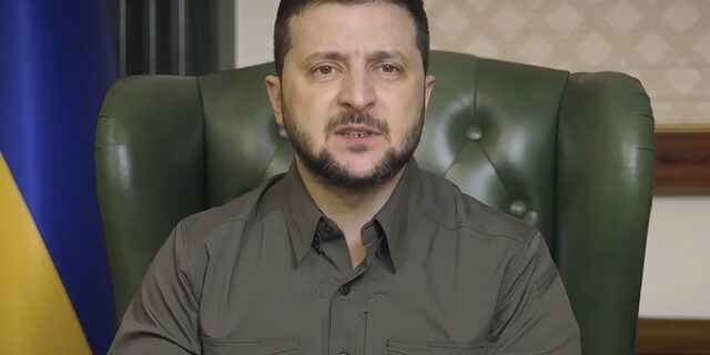 Ζελένσκι: “Η Μόσχα χρησιμοποιεί βόμβες φωσφόρου στην Ουκρανία”