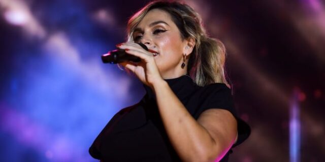 Ελεωνόρα Ζουγανέλη: Συγκίνησε ψέλνοντας το Χριστός Ανέστη στις Σπέτσες