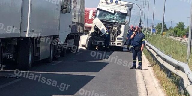 Λάρισα: Καραμπόλα με 4 νταλίκες – Εγκλωβίστηκε οδηγός αυτοκινήτου