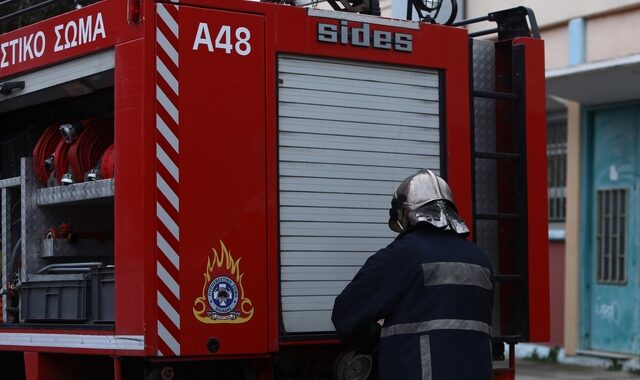 Υπό μερικό έλεγχο η φωτιά σε οικοπεδικούς χώρους στον Ταύρο