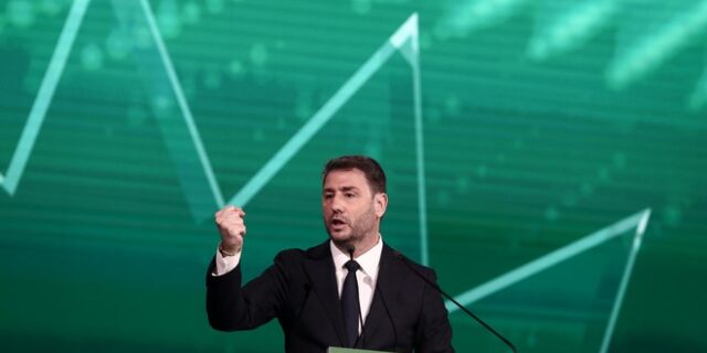 Συνέδριο ΠΑΣΟΚ: Τέσσερα μηνύματα Ανδρουλάκη, η προτροπή του Κώστα Σημίτη και τα ανοίγματα από ΝΔ και ΣΥΡΙΖΑ