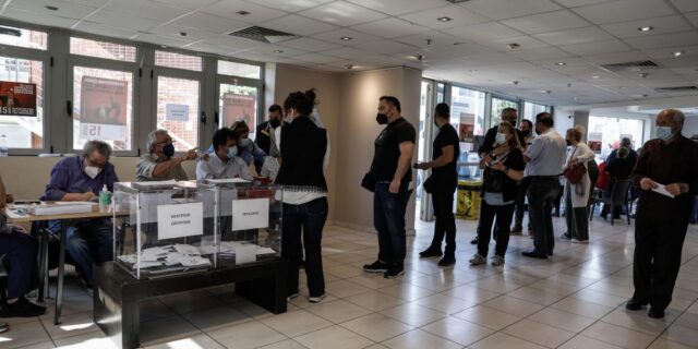 Εκλογές ΣΥΡΙΖΑ: Ουρές στα εκλογικά τμήματα – Μεγάλη συμμετοχή