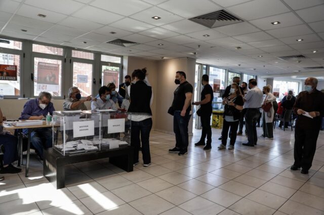 Εκλογές ΣΥΡΙΖΑ: Ουρές στα εκλογικά τμήματα – Μεγάλη συμμετοχή