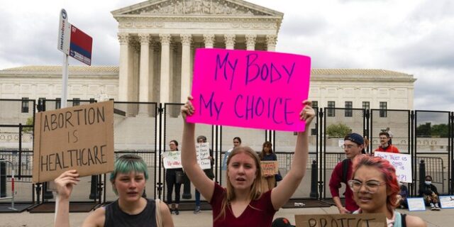 ΗΠΑ: Θύελλα αντιδράσεων για τις αμβλώσεις – Το Ανώτατο Δικαστήριο “δεν θα εκφοβιστεί” λέει συντηρητικός δικαστής