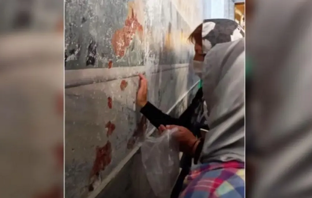 Νέες εικόνες ντροπής στην Αγία Σοφία: Ξύνουν τους τοίχους και παίρνουν κομμάτια για ενθύμιο