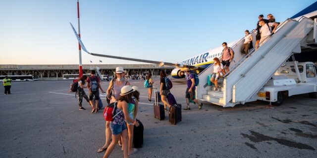 Στο “φουλ” οι μηχανές του ελληνικού τουρισμού – Πάνω από 2,1 εκατομμύρια θέσεις από 34 χώρες τον Μάιο