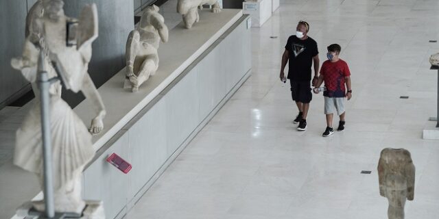 Γλυπτά Παρθενώνα: Αλλάζουν το αφήγημα οι Βρετανοί – “Δεν τα αφαιρέσαμε βίαια, ήταν πεταμένα στα ερείπια”