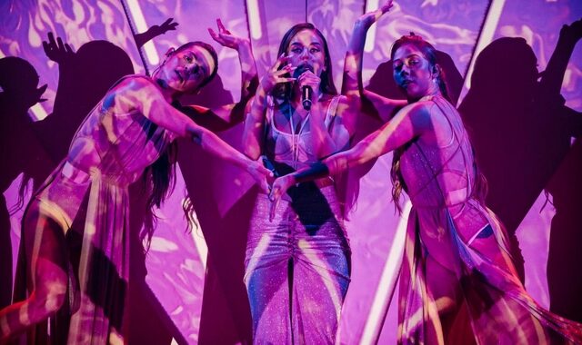 Eurovision: Η απάντηση της Ανδρομάχης για το εάν φορούσε εσώρουχο στο τιρκουάζ χαλί
