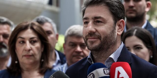 ΚΙΝΑΛ – ΠΑΣΟΚ: Ψήφισε στη Νέα Σμύρνη ο Νίκος Ανδρουλάκης – “Γιορτή της αναγέννησης”
