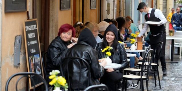 Ιταλία: Τέλος στις μάσκες σε πολλούς εσωτερικούς χώρους – “Παραμένουμε ρεαλιστές”