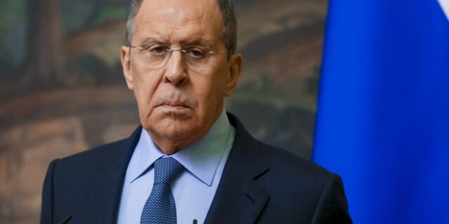 Λαβρόφ: “Ο Ζελένσκι μπορεί να φέρει την ειρήνη σταματώντας να δίνει εντολές σε νεοναζιστικά τάγματα”