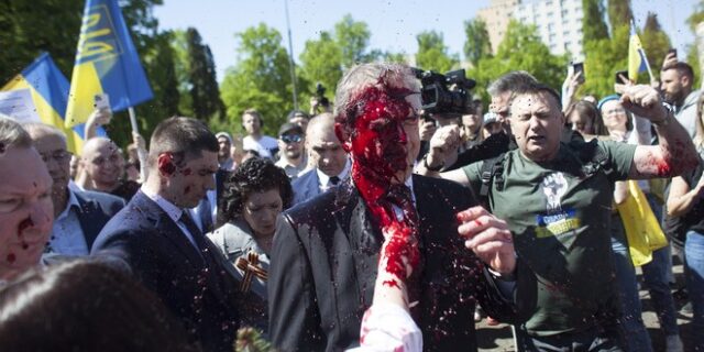 Βαρσοβία: Πέταξαν κόκκινη μπογιά στον Ρώσο πρεσβευτή – Φώναζαν “Φασίστες, Φασίστες!”