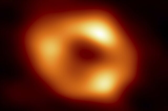 Υπερμεγέθης μαύρη τρύπα απεικονίζεται για πρώτη φορά στο κέντρο του Γαλαξία μας