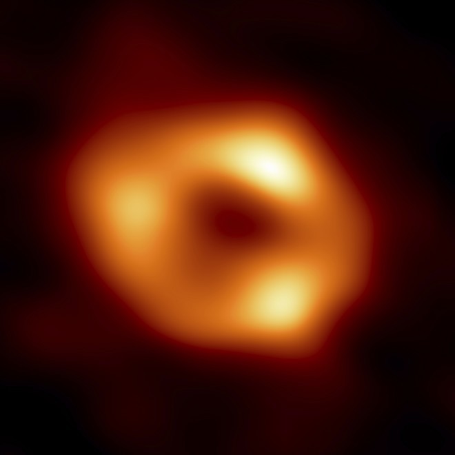 Υπερμεγέθης μαύρη τρύπα απεικονίζεται για πρώτη φορά στο κέντρο του Γαλαξία μας