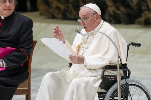 Πάπας Φραγκίσκος: Ζήτησε τεκίλα για να του περάσει ο πόνος στο γόνατο και έγινε viral