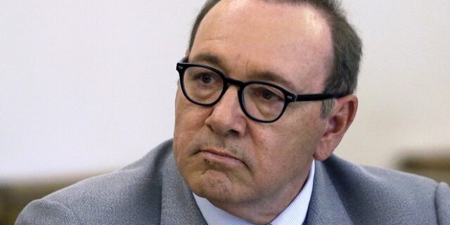 Κέβιν Σπέισι: Οικειοθελώς στη Βρετανία για να αντιμετωπίσει τις κατηγορίες για σεξουαλική επίθεση