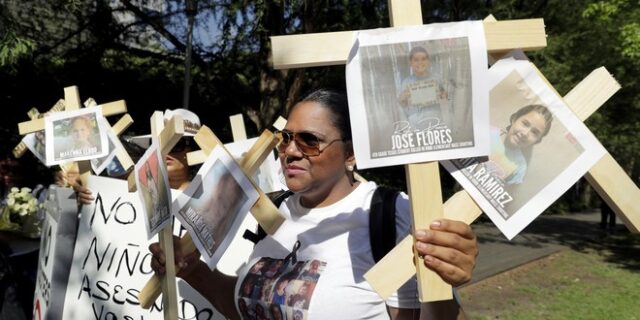 ΗΠΑ: Διαδηλωτές έξω από Συνέδριο της NRA – “Έχουν το θράσος να μην το ακυρώνουν”