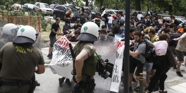 ΑΠΘ: Σοβαρά επεισόδια με χημικά και κρότου λάμψης – Δύο τραυματίες φοιτητές, ο ένας σοβαρά