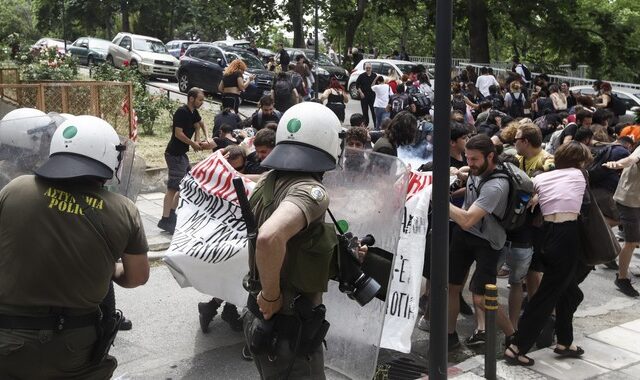 ΑΠΘ: Σοβαρά επεισόδια με χημικά και κρότου λάμψης – Δύο τραυματίες φοιτητές, ο ένας σοβαρά