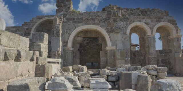 Αττάλεια: Οι πύλες του ναού της Αθηνάς έγιναν είσοδος νυχτερινού κέντρου