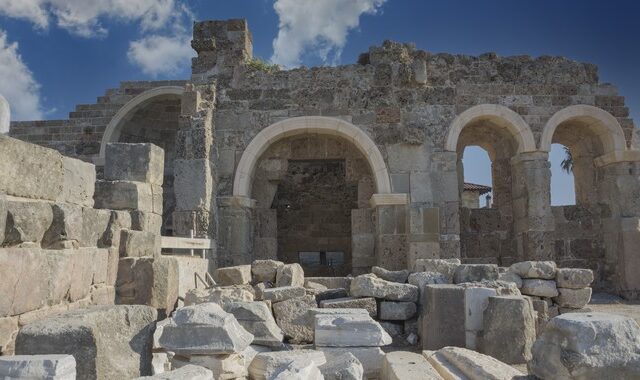 Αττάλεια: Οι πύλες του ναού της Αθηνάς έγιναν είσοδος νυχτερινού κέντρου
