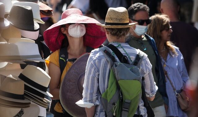 Λιγότεροι κατά 3,4 εκατομμύρια οι τουρίστες στην Ελλάδα και απώλειες 500 εκατ. ευρώ στο 11μηνο του 2022