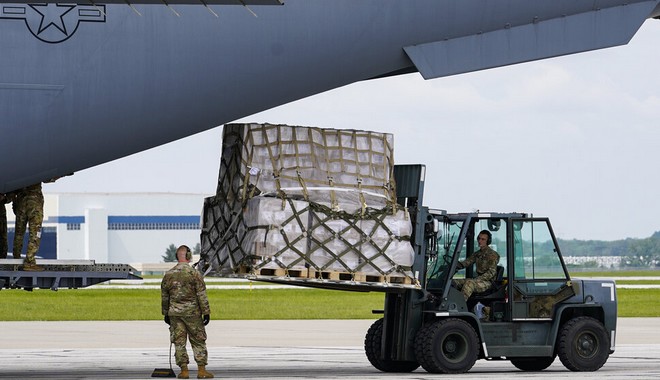 ΗΠΑ: Μεταφέρουν βρεφικό γάλα με στρατιωτικά αεροπλάνα για να αντιμετωπίσουν τις ελλείψεις