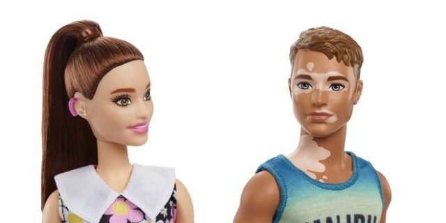 Η Barbie με ακουστικά βαρηκοΐας και ο Ken με λεύκη, με στόχο τη συμπερίληψη