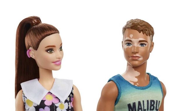 Η Barbie με ακουστικά βαρηκοΐας και ο Ken με λεύκη, με στόχο τη συμπερίληψη