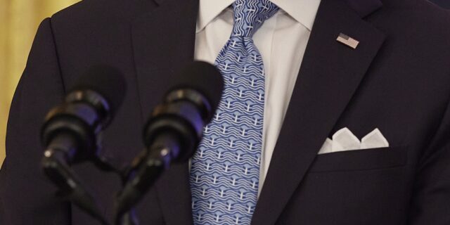 Τζο Μπάιντεν: Η ιστορία της γραβάτας με τις ελληνικές σημαίες και το “δάνειο” από τον Τέρενς Κουίκ