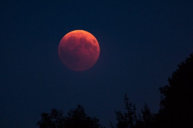 Πανσέληνος Μαΐου με έκλειψη Σελήνης: Πότε θα δούμε το “Ματωμένο Φεγγάρι”