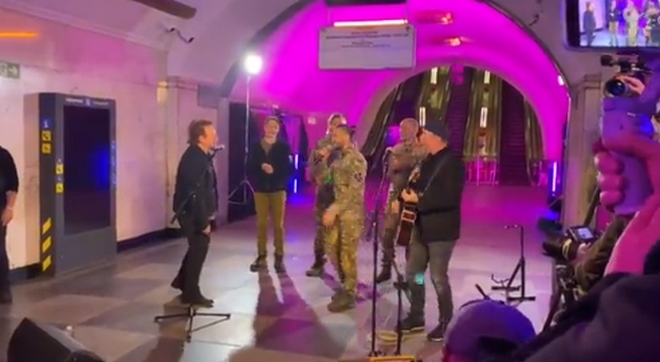 Ουκρανία: Συναυλία – έκπληξη του Μπόνο στο μετρό του Κιέβου